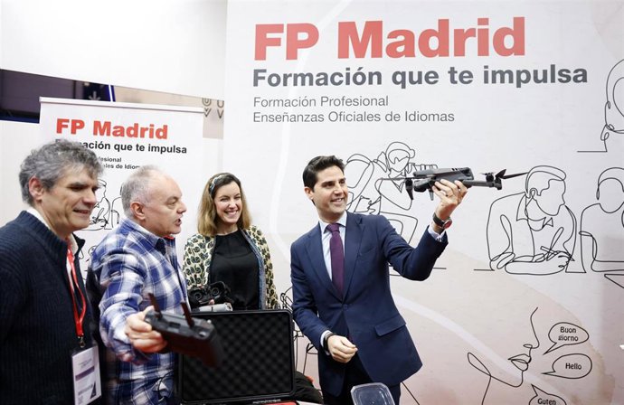El consejero de Educación, Ciencia y Universidades, Emilio Viciana, sostiene un dron durante su visita a Aula y Madrid es Ciencia, ferias que se celebran en Ifema Madrid.