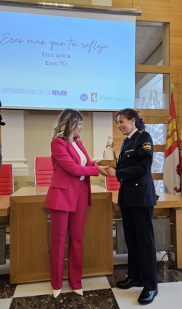 La policía Virginia Nieto recibe el premio 8M del Ayuntamiento de Cáceres