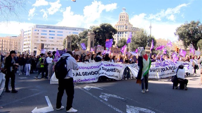 Manifestación de estudiantes por el 8M en Barcelona