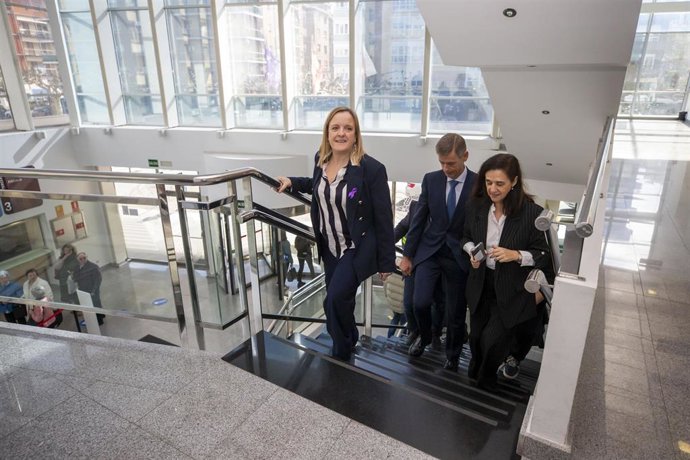 La consejera de Presidencia, Isabel Urrutia, visita los juzgados de Torrelavega