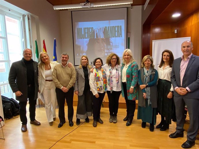 La delegada del Gobierno de la Junta de Andalucía en Cádiz, Mercedes Colombo, presidiendo el acto de la lectura de la declaración institucional con motivo de la celebración del Día Internacional de la Mujer que se celebra este 8 de marzo