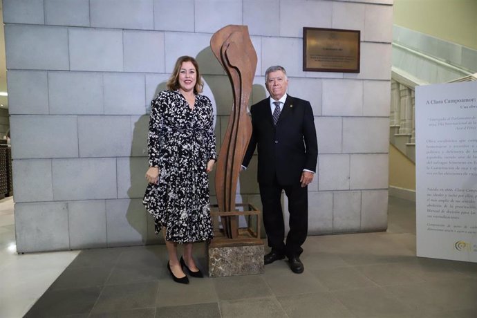 La presidenta del Parlamento de Canarias, Astrid Pérez, y el autor de la escultura que homenajea a Clara Campoamor en el Parlamento, Máximo Riol