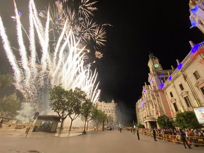 Archivo - Castillo de fuegos artificiales en la plaza del Ayuntamiento de València