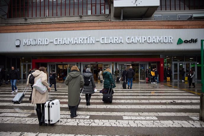 Imagen de archivo de personas entrando en la estación de Chamartín-Clara Campoamor