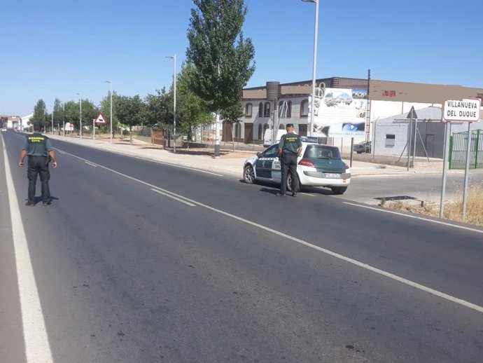 Archivo - Agentes de la Guardia Civil en Villanueva del Duque.