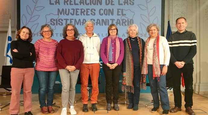 Foto de familia con parte del Grupo de Igualdad del ISCIII, la directora del Instituto (Marina Pollán, quinta por la izquierda) y las ponentes de la sesión organizada por el Día Internacional de la Mujer, celebrada en el Salón Ernest Lluch