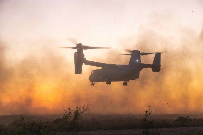 Archivo - September 26, 2023, Oceanside, CA, United States: A U.S. Marines MV-22 Osprey tilt-rotor aircraft assigned to Medium Tiltrotor Squadron 164 kicks up dust as it lands at sunset during a joint reconnaissance insertion exercise with the Royal Austr