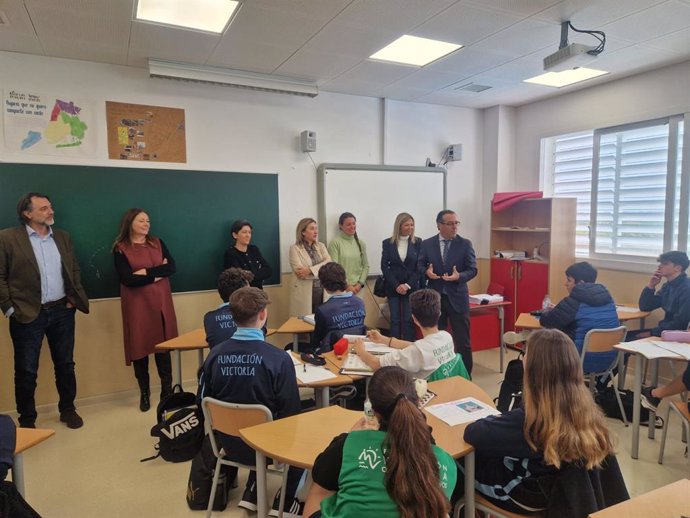 El delegado de Desarrollo Educativo visita el CDP Juan XXIII de Estepona y anuncia las diferentes autorizaciones de enseñanzas en el municipio para el curso 2024-25