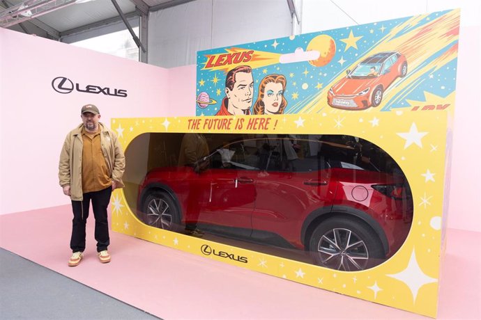 El artista Sergio Mora junto a su obra durante la octava edición del UVNT Art Fair junto a Lexus, en el Matadero Madrid, a 8 de marzo de 2024, en Madrid (España).