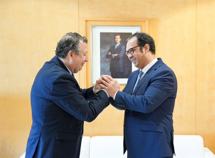 El presidente de la Diputación, Javier Fernández, ha recibido al cónsul general del Reino de Marruecos en Sevilla, Sidi Sidi Abbah.