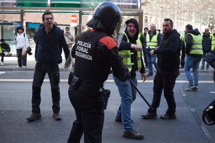 Varias personas protestan y se enfrentan a la Policía Foral