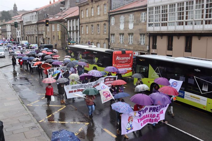 Movilización en Santiago convocada por la CIG con motivo del 8M, Día de la Mujer