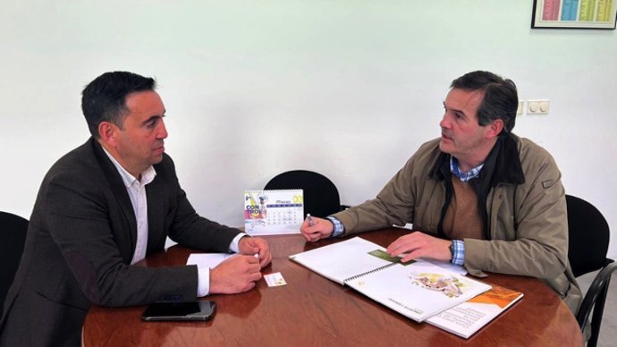 Reunión del secretario de la Denominación de Origen Estepa, Moisés Caballero, con el diputado provincial del Área de Servicios Públicos Supramunicipales de Sevilla, Gonzalo Domínguez.