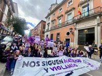 8M.- Estudiantes marchan contra la "cultura de la violación" y critican a la extrema derecha "sacada del siglo XVII"