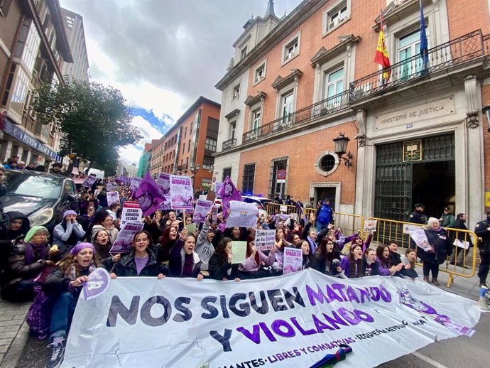 Estudiantes convocados por el Sindicato Libres y Combativas se manifiestan por las calles de Madrid con motivo de la celebración del Día Internacional de la Mujer, este 8 de marzo