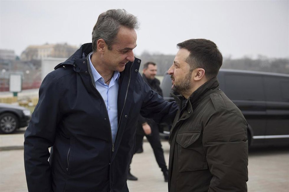 El primer ministro griego, Kyriakos Mitsotakis, y el presidente ucraniano, Volodimir Zelenski.