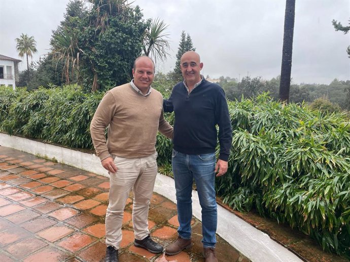 El delegado territorial de Sostenibilidad, Medio Ambiente y Economía Azul de la Junta de Andalucía en Cádiz, Óscar Curtido, junto al alcalde de Setenil, Rafael Vargas.