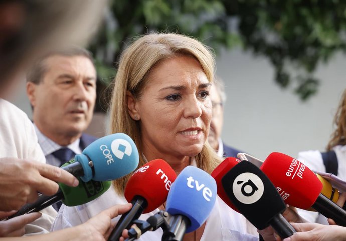 Archivo - Arxiu- La vicepresidenta segona i consellera de Serveis Socials, Igualtat i Habitatge, Susana Camarero atén a mitjans