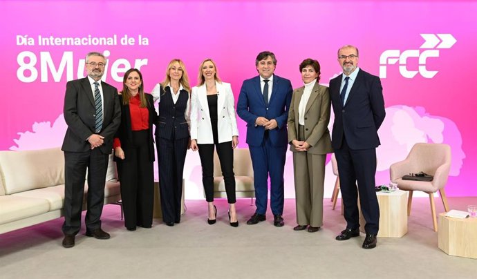 Foto de familia en el acto del Día Internacional de la Mujer