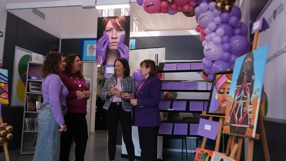 La concejala de Igualdad de Las Palmas de Gran Canaria en la inauguración de la muestra de trabajos creativos en La Casa de la Mujer