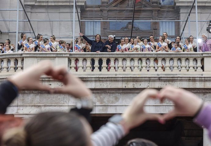 Imagen de la pirotecnica Reyes Martí saludando desde el balcón del Ayuntamiento de València tras la 'mascletà' de Fallas 2024 que ha ofrecido en el Día de la Mujer.