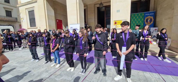 Joves estudiants visibilitzen la lluita per la igualtat amb performances a Subdelegació del Govern d'Alacant