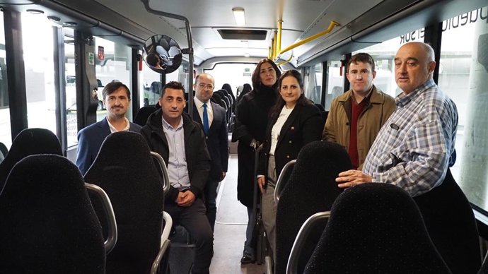 Granados (3 dcha.), en el interior de uno de los nuevos autobuses híbridos del Consorcio de Transporte Metropolitano de Córdoba.