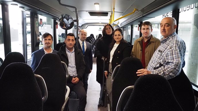 Granados (3ª dcha.), en el interior de uno de los nuevos autobuses híbridos del Consorcio de Transporte Metropolitano de Córdoba.