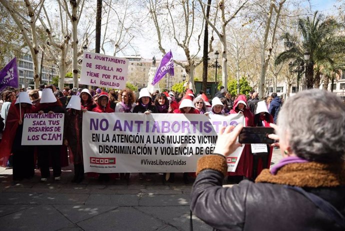 Las sindicalistas representan El Cuento de la Criada ante el Ayuntamiento