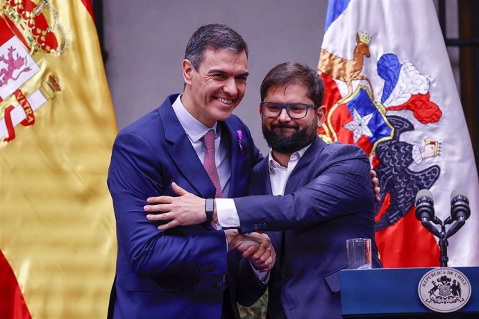 El presidente del Gobierno, Pedro Sánchez, y el presidente de Chile, Gabriel Boric, tras su encuentro en el Palacio de la Moneda