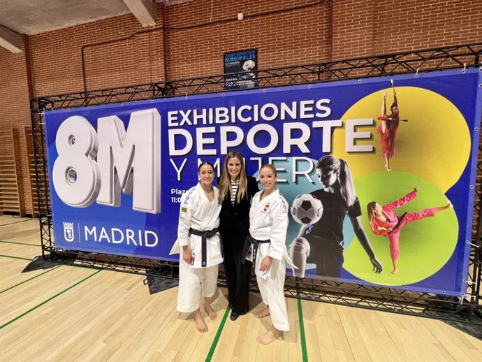 Soni Cea (centro) junto a las karatecas Paola García (izda) y Nuria Escudero (dcha)