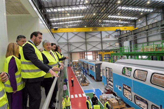 Óscar Puente supervisa los progresos en la fabricación de 79 nuevos trenes de Cercanías