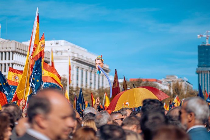 Archivo - Decenas de personas durante una manifestación contra la amnistía, en Cibeles, a 18 de noviembre de 2023, en Madrid (España).