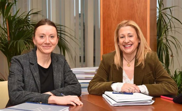 Marta Fernández (izda) repasa los asuntos de la consejería con De Gregorio.