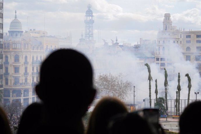 Humo durante la segunda ‘mascletà’ de las Fallas 2024, a 2 de marzo de 2024, en Valencia.