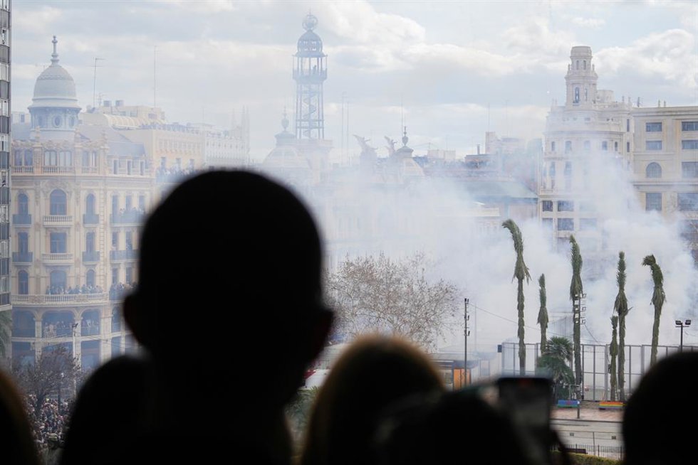 Humo durante la segunda masclet de las Fallas 2024, a 2 de marzo de 2024, en Valencia.