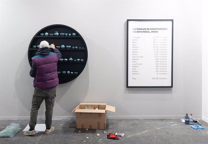 Un hombre frente a una obra el día antes de la inauguración de ARCOmadrid