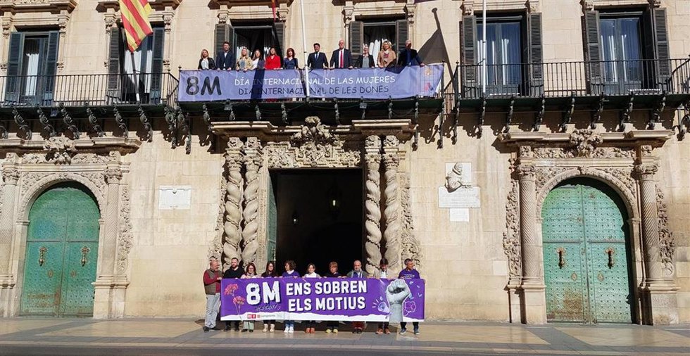PP del Ayuntamiento de Alicante despliega solo la pancarta del 8M ante críticas de la izquierda a "recortes" en igualdad