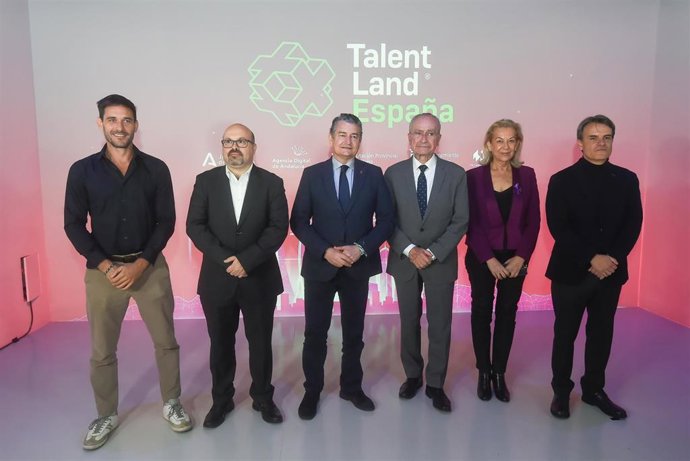 El consejero de la Presidencia, Interior, Diálogo Social y Simplificación Administrativa, Antonio Sanz (3i), participa junto al alcalde de Málaga, Francisco de la Torre (d), en la presentación de Talent Land.