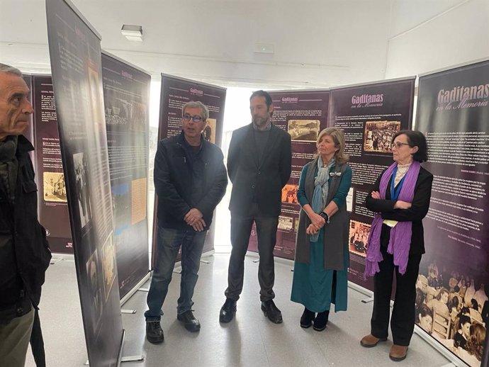 La delegada territorial de Desarrollo Educativo, Isabel Paredes, en la inauguración de la exposición 'Gaditanas en La Memoria' en el IES Cornelio Balbo de Cádiz