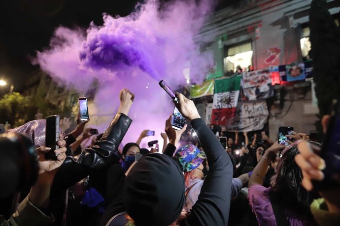 Archivo - 14 September 2020, Mexico, Mexico City: Women burn flares during a Feminist groups protest in front of the facilities of the Human Rights Commission (CNDH) against gender-violence. 