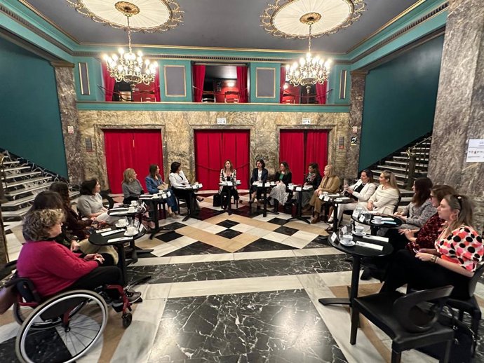 La alcaldesa de Zaragoza, Natalia Chueca, y un grupo de mujeres influyentes de diferentes sectores profesionales reunidas