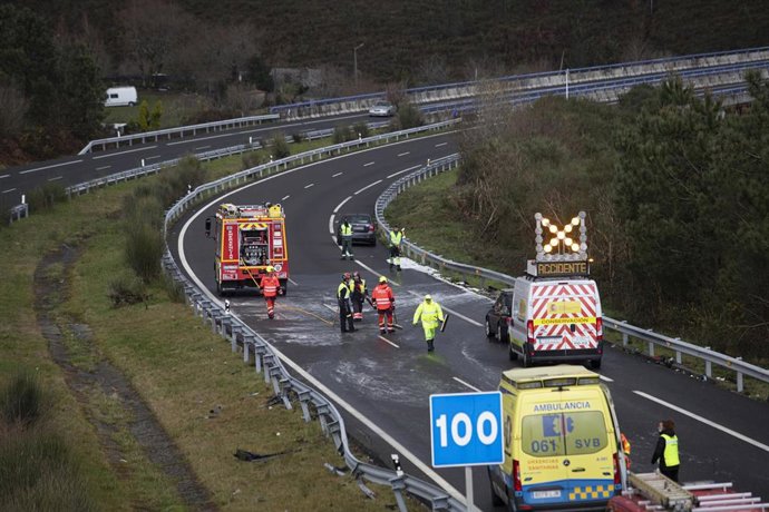 Varios coches esperan a que los equipos de emergencias terminen de intervenir en la A-52, a 10 de febrero de 2024, en A Cañiza, Pontevedra, Galicia (España). Un accidente con varios vehículos implicados en la autovía A-52, a la altura del municipio pont