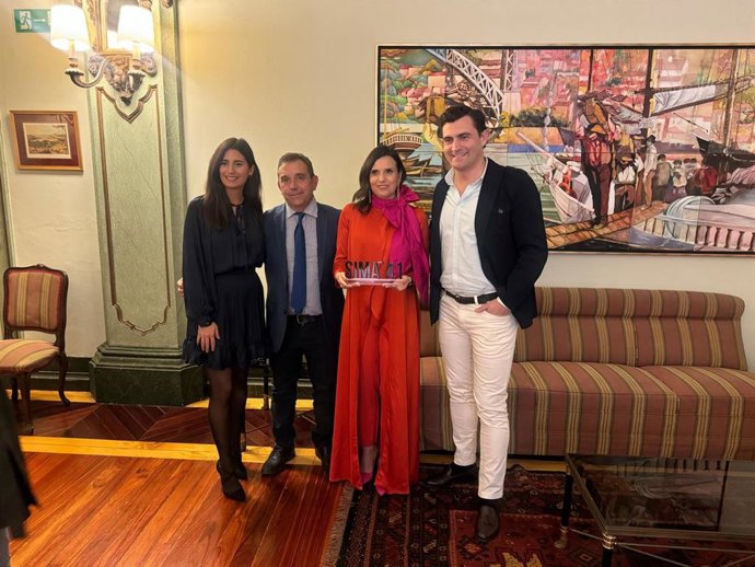 El director de la Escuela Mariano Romero, y la delegada de Empleo, María Dolores Gálvez, en el centro con el premio.