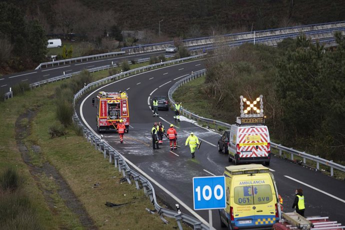 Varios coches esperan a que los equipos de emergencias terminen de intervenir en la A-52, a 10 de febrero de 2024, en A Cañiza, Pontevedra, Galicia (España). Un accidente con varios vehículos implicados en la autovía A-52, a la altura del municipio pontev