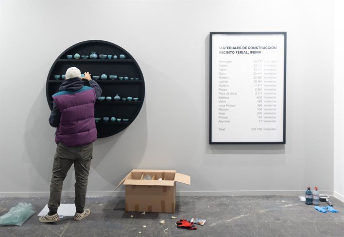 Un hombre frente a una obra el día antes de la inauguración de ARCOmadrid 2024, en Feria de Madrid IFEMA de Madrid, a 5 de marzo de 2024, en Madrid (España). ARCOmadrid es la Feria Internacional de Arte Contemporáneo de España que, desde su creación, co
