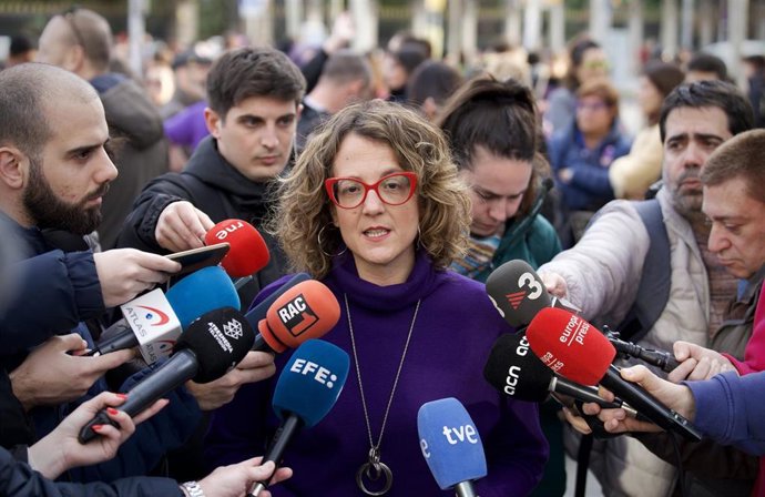 La consellera de Igualdad y Feminismos de la Generalitat, Tània Verge, antes de la manifestación unitaria en Barcelona por el Día Internacional de la Mujer