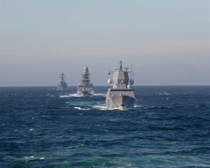 Archivo - May 13, 2019 - Atlantic Ocean, United States - The Royal Norwegian Navy frigate HNOMS Otto Sverdrup, Italian Navy Bergamini class frigate ITS Bergamini and the U.S. Navy Arleigh Burke-class guided-missile destroyer USS Roosevelt steam in formati