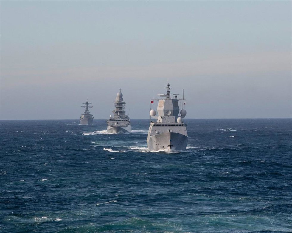 Archivo - May 13, 2019 - Atlantic Ocean, United States - The Royal Norwegian Navy frigate HNOMS Otto Sverdrup, Italian Navy Bergamini class frigate ITS Bergamini and the U.S. Navy Arleigh Burke-class guided-missile destroyer USS Roosevelt steam in forma