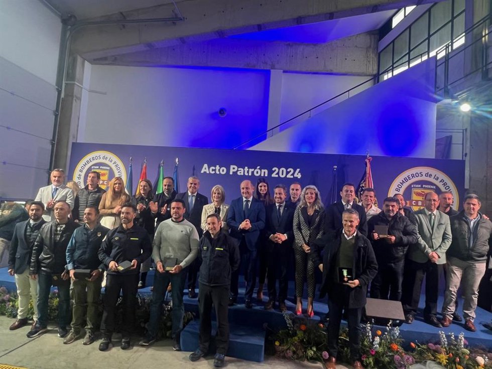 Foto de familia por el día del patrón del Consorcio de Bomberos.